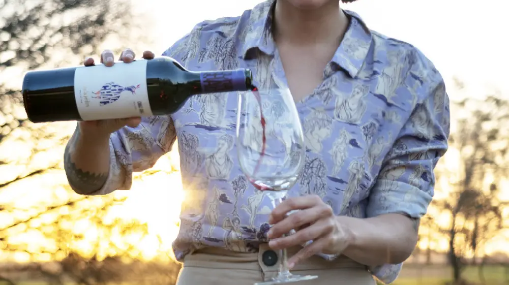 mujer-llenando-copa-vino-chac-chac copa de vino chac chac malbec